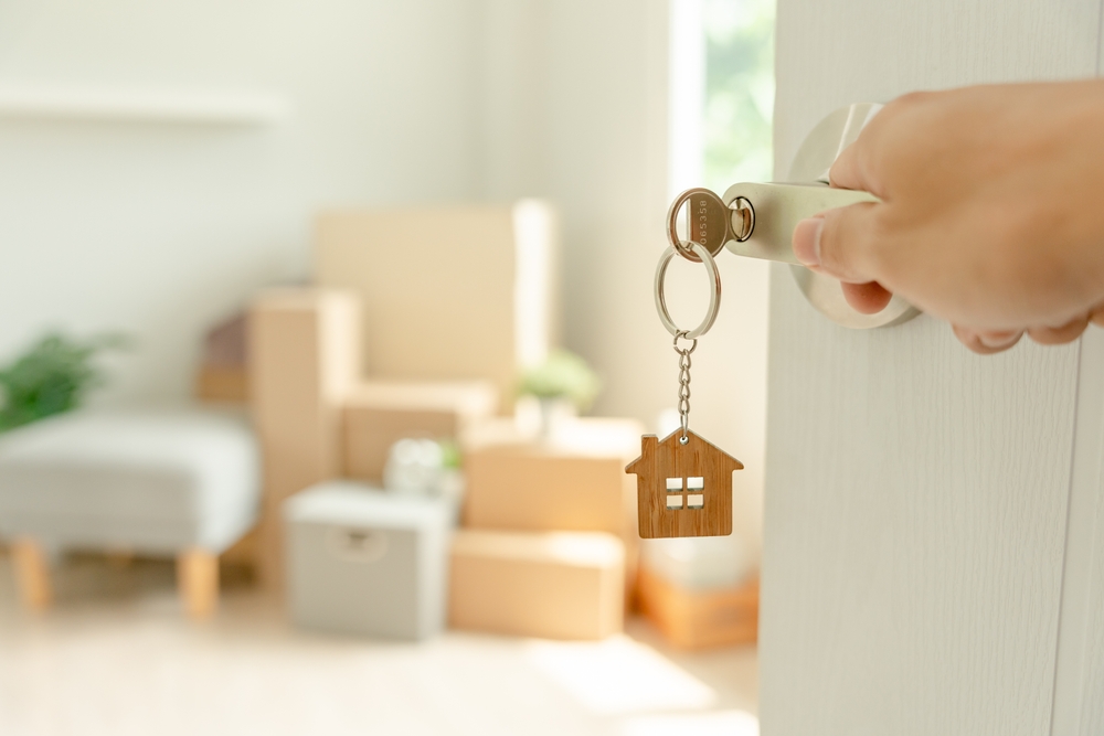 house-shaped-keychain-opening-door
